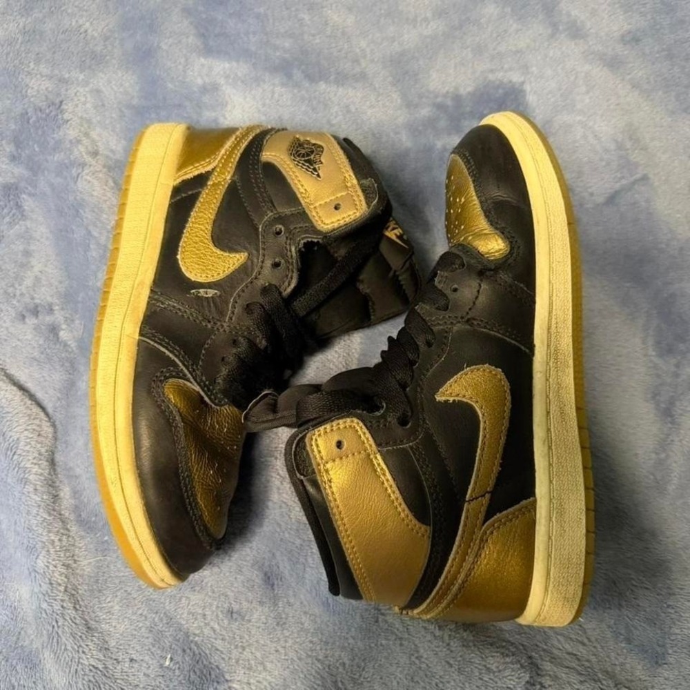 Jordan 1 Retro High OG black and gold trainers kids size 13c